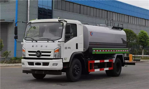 程力智造的程力威牌底盤及整車，其中的一體化抑塵車和園林綠化噴灑高壓消防多功能水車特別受到市場青睞。