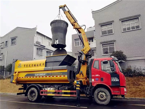 程力壓垃廠新上市的地埋式吊裝移動壓縮垃圾清運車及配套裝備，完美解決社區(qū)及垃圾堆放點臟亂差和老鼠、蒼蠅、污水橫流的垃圾儲存老大難頑疾；該車最新上市并召開了產(chǎn)品推薦會，深受用戶喜愛。