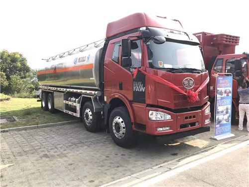 解放J6M前四后八31.5方鋁合金運油車?；囆桶踩_標下發(fā)，訂車立減6000元
