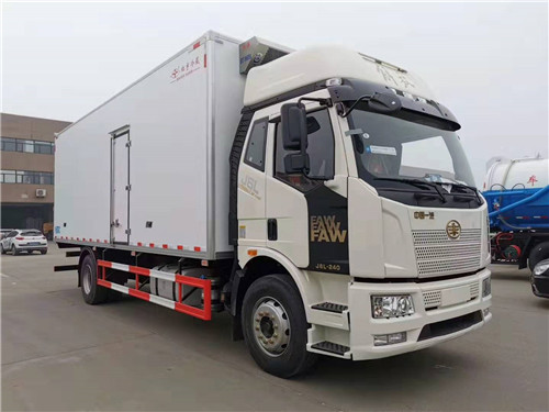 解放J6L高頂雙臥（領(lǐng)航版）7.5米冷藏車(chē)圖片參數(shù)介紹