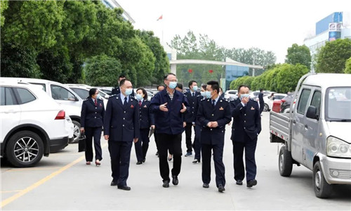 頭條：隨州市稅務局第一稽查局干部職工與程力汽車汽車集團共同舉辦“減稅費優(yōu)服務，助復產(chǎn)促發(fā)展 ”黨建下基層活動