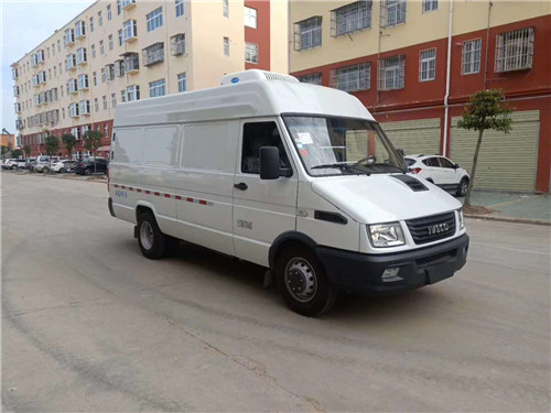 南京依維柯柴油面包冷藏車大空間，市內(nèi)不限行