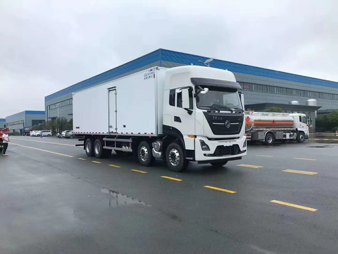 國六東風(fēng)天龍KL前四后八冷藏車新品上市。