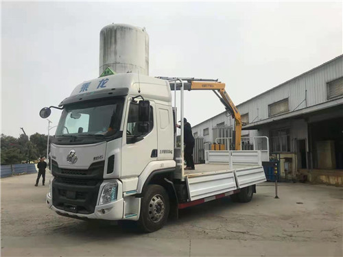 東風(fēng)柳汽國(guó)六氣瓶運(yùn)輸車  帶后置徐工吊機(jī)實(shí)操
