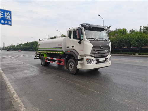 新款重汽豪沃n系列12方灑水車：環(huán)保免征齊全！