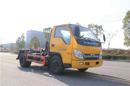市場(chǎng)上一款雙層大梁的藍(lán)牌鉤臂垃圾車，純工程自卸車底盤，載重?zé)o敵