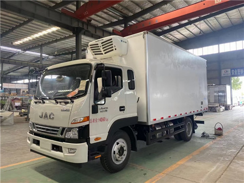 國(guó)六江淮中卡德沃斯5.5米冷藏車(chē)，10噸國(guó)六冷藏車(chē)