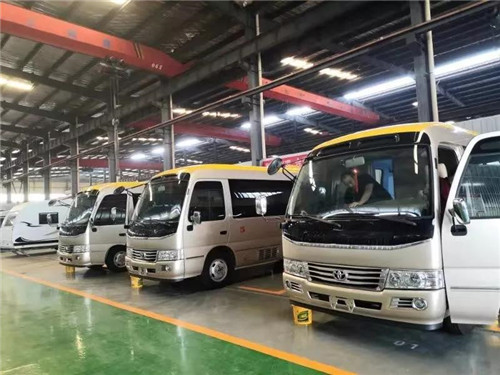 程力集團中標后，旅居車專業(yè)廠承接了此生產(chǎn)任務(wù)，抽調(diào)專業(yè)的生產(chǎn)力量，前期先定制改裝了一臺樣車以供采購方考察驗收。