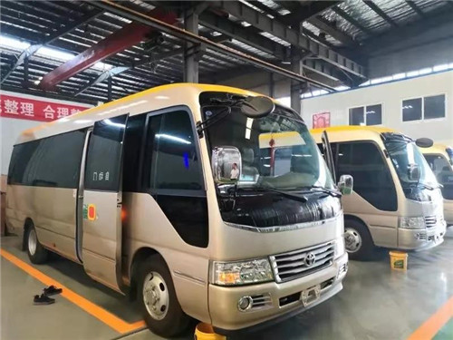 程力集團旅居車專業(yè)廠廖總就軍運會專用接待乘用車定制改裝生產(chǎn)情況向天河機場孟總等相關(guān)采購方作了匯報，從選購底盤到改裝技術(shù)，詳細地對生產(chǎn)等各環(huán)節(jié)進行了介紹，并對目前已經(jīng)改裝出的一臺豐田考斯特乘用車樣車進行了實物和功能性展示。