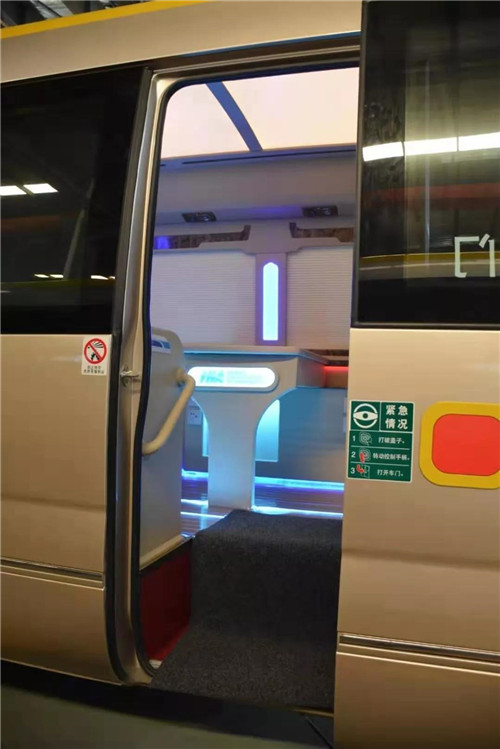 程力豐田高端商務(wù)禮賓車，用于轉(zhuǎn)運來武漢參加軍運會的國賓內(nèi)飾圖片