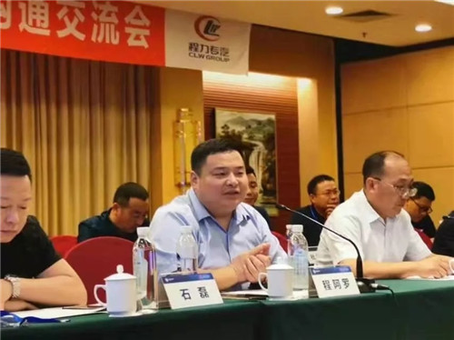  福田汽車集團(tuán)副總經(jīng)理?xiàng)顕?guó)濤、時(shí)代事業(yè)部總裁王術(shù)海、戰(zhàn)略客戶營(yíng)銷公司總經(jīng)理宋洋及相關(guān)領(lǐng)導(dǎo)接待了來自程力的遠(yuǎn)方客人。
