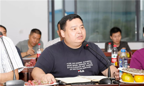集團公司總經(jīng)理程阿羅在發(fā)言中，要求大家以回顧建國七十周年取得偉大成就為動力，團結(jié)拼搏敢為人先，以創(chuàng)新和高質(zhì)量發(fā)展為戰(zhàn)略抓手，積極為公司發(fā)展建言獻策；強調(diào)今年也是程力公司成立15周年，大家要發(fā)揚主人翁的奉獻精神，在第四季度努力完成今年60億的專汽工業(yè)產(chǎn)值。 總經(jīng)理程阿羅勉勵大家，奔跑不停追夢不息，敢作為多作為，為程力公司“雙百工程”（百年品牌、百億產(chǎn)值）貢獻自己的青春和力量，順應(yīng)新時代中國特色社會主義建設(shè)的時代潮流。