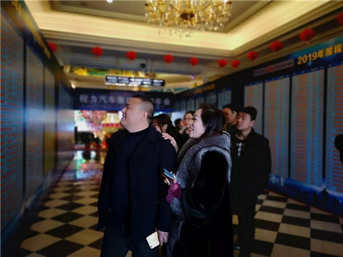 在程力公司銷售100強龍虎榜單中，這對搭檔名列前茅進入前三甲，幸福感自豪感洋溢在臉上，情不自禁。請程力家人們，記住這美好的時刻。 2019年，程力新廠三期工程項目建設如火如荼。A8、A9車間投入使用，公司投資3000多萬元，與武漢理工大學聯(lián)合設計開發(fā)開平、制罐、灑水車生產線，引用智能化制造技術，設計方案現(xiàn)已完成，智能化制造設備將陸續(xù)到位。程力自主品牌商用車相繼下線投放市場，受到廣大用戶青睞。商用車完成產值1.76億元、新能源汽車創(chuàng)產值8651萬元。