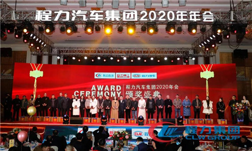 2020年，我們一要調整經營戰(zhàn)略，由粗放型向節(jié)約型轉變，由吃大鍋飯向成本核算精細化考核轉變，以經濟責任制為主線，實行各單位利潤、產值、產量考核。充分發(fā)揮兩級管理作用，公司領導實行一崗多責。所有生產模塊（直屬廠和專業(yè)廠）和經營模塊（底盤事業(yè)部等），全部構建“利潤中心”體制，一切圍繞“經營產值”和“經營利潤”雙指標，最終形成體現(xiàn)團隊價值導向的職業(yè)經理人薪酬制度。