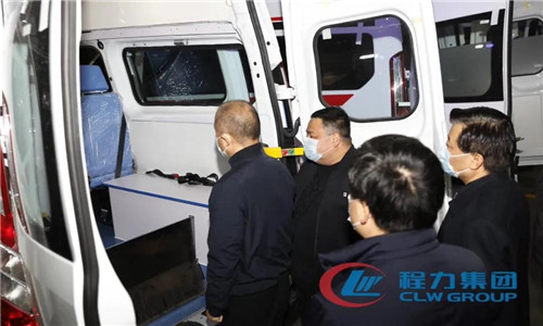 王江平副部長對程力集團(tuán)公司生產(chǎn)的醫(yī)療救護(hù)車進(jìn)行了細(xì)致的參觀調(diào)研。