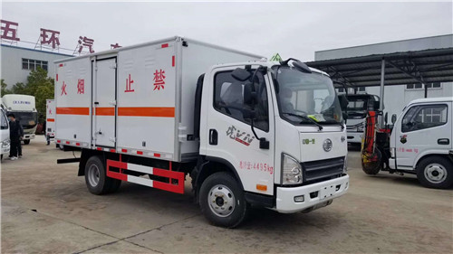 解放虎VN藍(lán)牌危險(xiǎn)品廂式運(yùn)輸車(chē) (2).jpg