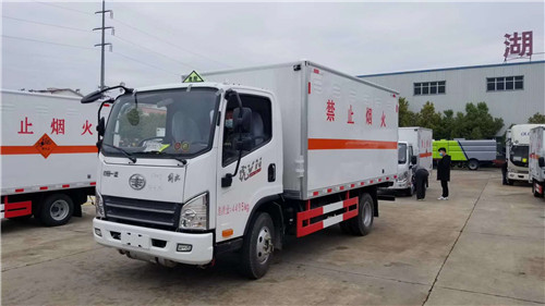 解放虎VN藍(lán)牌危險(xiǎn)品廂式運(yùn)輸車(chē) (3).jpg