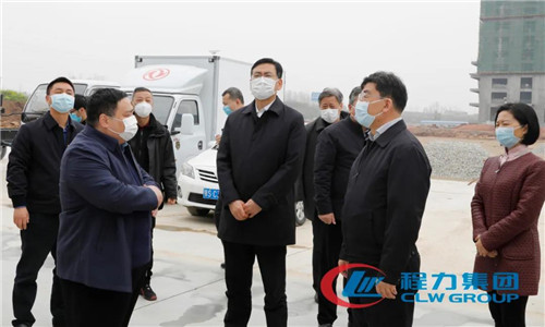 程力汽車(chē)集團(tuán)總經(jīng)理向曹廣晶副省長(zhǎng)、隨州市市委書(shū)記陳瑞峰等領(lǐng)導(dǎo)介紹了程力新廠(chǎng)目前的建設(shè)情況。
