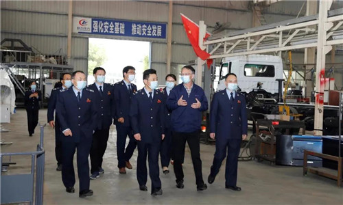 稅務(wù)局領(lǐng)導(dǎo)參觀了程力汽車(chē)集團(tuán)工業(yè)園的自動(dòng)化生產(chǎn)流水車(chē)間后，對(duì)其給予了高度評(píng)價(jià)；在目前疫情環(huán)境嚴(yán)峻的大環(huán)境下，程力汽車(chē)集團(tuán)所展現(xiàn)出的雄厚實(shí)力是對(duì)隨州市經(jīng)濟(jì)復(fù)蘇穩(wěn)步發(fā)展的重要保障，是穩(wěn)固全市稅收工作的重要基石。