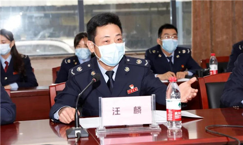 在座談中，隨州市稅務(wù)局第一稽查局汪局長(zhǎng)表示，希望程力汽車(chē)集團(tuán)牢牢把握好這次國(guó)家大力扶持優(yōu)秀民營(yíng)企業(yè)的政策機(jī)遇，切合自身實(shí)際情況，找準(zhǔn)發(fā)展點(diǎn)擴(kuò)大自身優(yōu)勢(shì)，爭(zhēng)取能夠順利完成年度70億生產(chǎn)總值的目標(biāo)任務(wù)，實(shí)現(xiàn)公司的穩(wěn)步快速發(fā)展。
