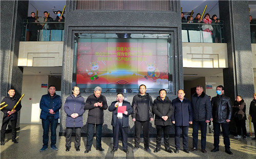 集團(tuán)公司高層組織在家的主要領(lǐng)導(dǎo)，以及各部門的中層干部及負(fù)責(zé)人，各直屬廠、專業(yè)廠、集團(tuán)成員廠總經(jīng)理，戶主經(jīng)理與各銷售精英團(tuán)隊(duì)負(fù)責(zé)人，程力汽車集團(tuán)簽約網(wǎng)紅共計(jì)200余人，在程力總部八號(hào)樓迎賓大廳共同見證了超額完成75億專汽產(chǎn)值的祝賀儀式。